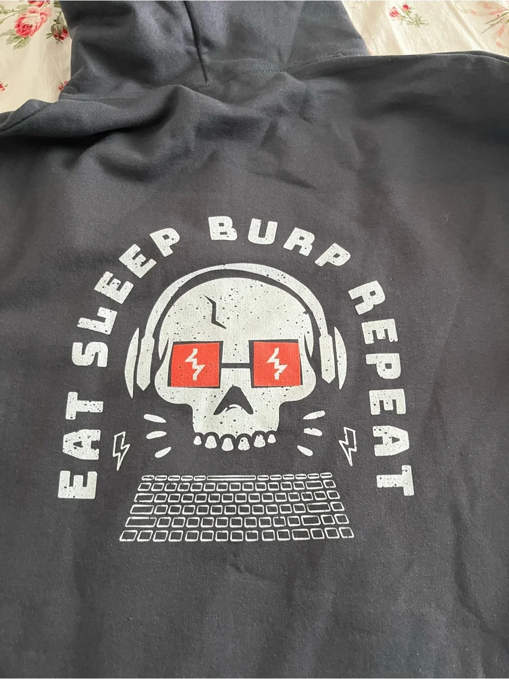 Graphic Skull Pullover Hoodie in Charcoal size M